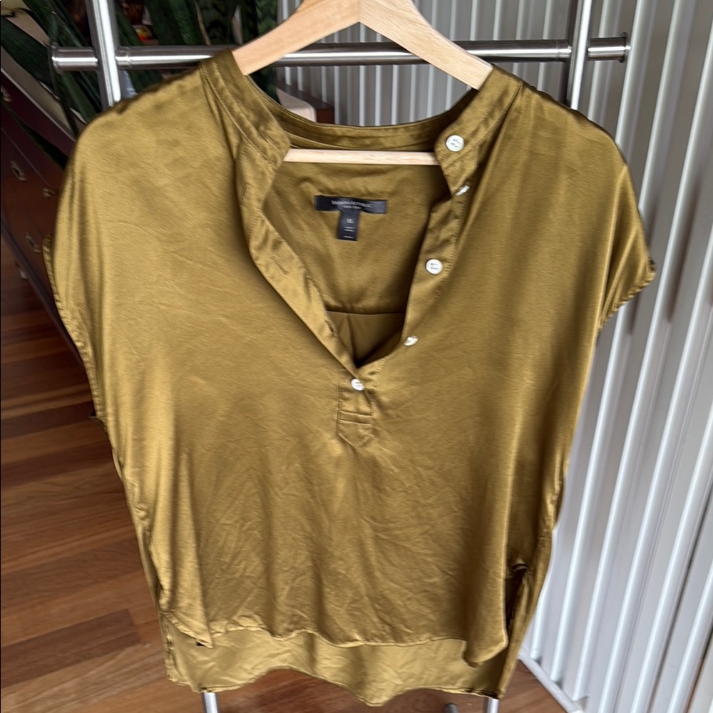 Banana Republic 100% silk Olive Green Cap Sleeve Blouse with Mandarin Collar